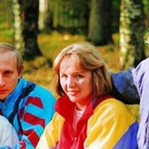 Vladimir Poutine avec son ex-épouse, Lyudmila Poutina, et leurs deux filles, Katerina Tikhonova et Maria Poutina (Maria Vorontsova), dans les années 1990. 