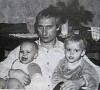 Vladimir Poutine avec ses deux filles, Katerina Tikhonova et Maria Poutina (Maria Vorontsova). 1989. 