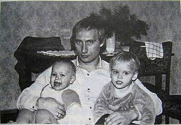 Vladimir Poutine avec ses deux filles, Katerina Tikhonova et Maria Poutina (Maria Vorontsova). 1989. 