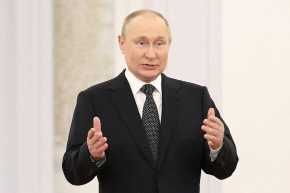 Le président russe Vladimir Poutine décore des personnalités dans les domaines de la science, de la technologie, des arts et des droits de l'homme et des médailles d'or aux "héros du travail" pour l'année 2021 au Kremlin à Moscou. Le 12 juin 2022. 