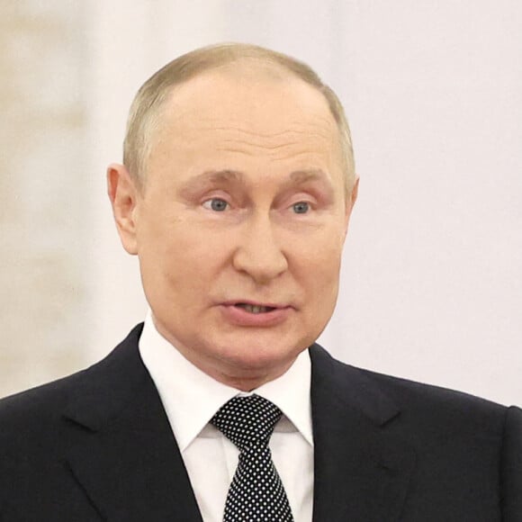 Le président russe Vladimir Poutine décore des personnalités dans les domaines de la science, de la technologie, des arts et des droits de l'homme et des médailles d'or aux "héros du travail" pour l'année 2021 au Kremlin à Moscou. Le 12 juin 2022. 