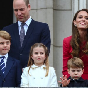 le prince William, duc de Cambridge, Catherine Kate Middleton, duchesse de Cambridge et leurs enfants le prince George, la princesse Charlotte et le prince Louis - La famille royale au balcon du palais de Buckingham lors de la parade de clôture de festivités du jubilé de la reine à Londres le 5 juin 2022.