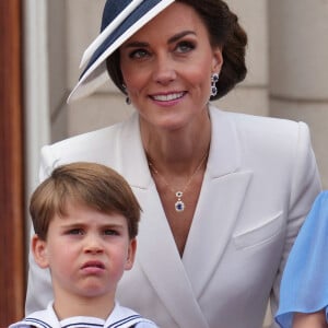 Le prince Louis de Cambridge, Catherine Kate Middleton, duchesse de Cambridge - Les membres de la famille royale regardent le défilé Trooping the Colour depuis un balcon du palais de Buckingham à Londres lors des célébrations du jubilé de platine de la reine le 2 juin 2022.