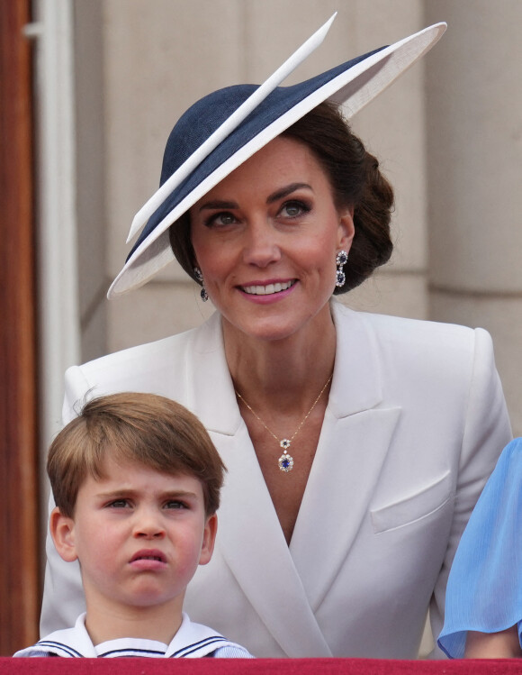 Le prince Louis de Cambridge, Catherine Kate Middleton, duchesse de Cambridge - Les membres de la famille royale regardent le défilé Trooping the Colour depuis un balcon du palais de Buckingham à Londres lors des célébrations du jubilé de platine de la reine le 2 juin 2022.