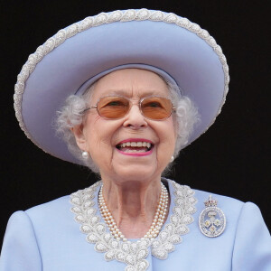 La reine Elisabeth II d'Angleterre - Les membres de la famille royale regardent le défilé Trooping the Colour depuis un balcon du palais de Buckingham à Londres lors des célébrations du jubilé de platine de la reine le 2 juin 2022.