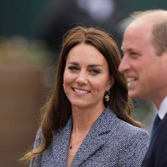 Le prince William et Catherine Kate Middleton assistent à l'ouverture officielle du mémorial Glade of Light à Manchester le 10 mai 2022.