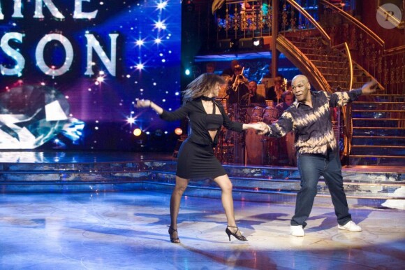 Mike Tyson et sa partenaire Elena effectuent une danse endiablée sur le plateau de Ballando con le stelle. Janvier 2010