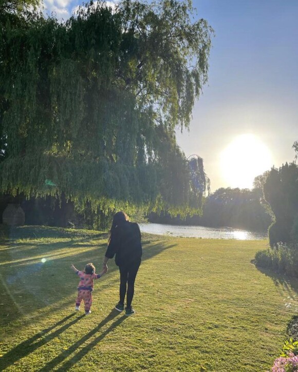 Naomi Campbell pose avec sa fille qui fait ses premiers pas, sur Instagram. Juin 2022.