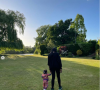 Naomi Campbell pose avec sa fille qui fait ses premiers pas, sur Instagram. Juin 2022.