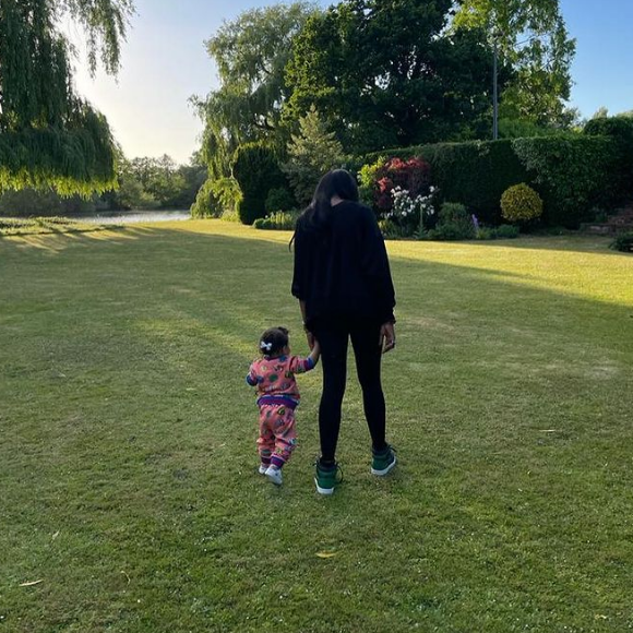 Naomi Campbell pose avec sa fille qui fait ses premiers pas, sur Instagram. Juin 2022.