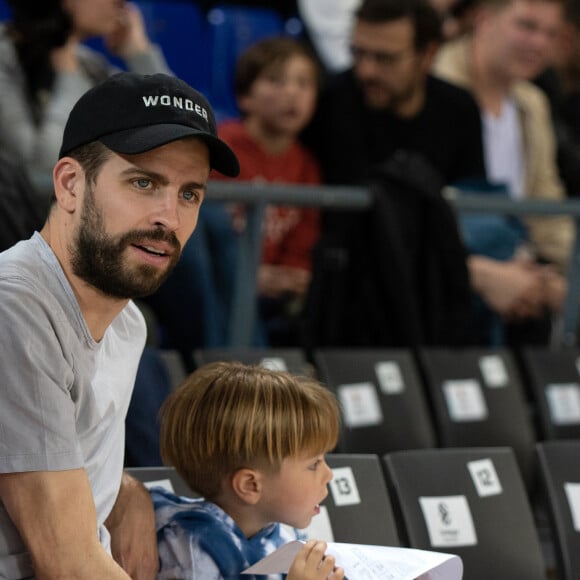 Shakira, son compagnon Gerard Piqué et leurs enfants Sasha, Milan dans les tribunes du match de basket entre le FC Barcelone et San Pablo Burgos à Barcelone le 10 mars 2019. 