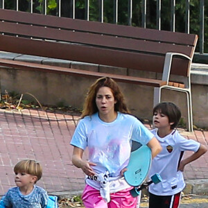 Exclusif - Gerard Pique, sa compagne Shakira et leurs 2 enfants Milan et Sasha sortent dans les rues de Barcelone pour faire du cerf-volant et du skateboard en pleine épidémie de Coronavirus Covid-19 le 1er mai 2020.