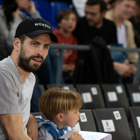 Shakira, son compagnon Gerard Piqué et leurs enfants Sasha, Milan dans les tribunes du match de basket entre le FC Barcelone et San Pablo Burgos à Barcelone le 10 mars 2019.