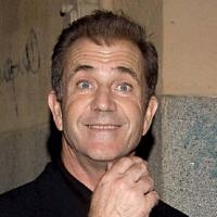 Regardez Mel Gibson péter les plombs... Il insulte un présentateur en direct !