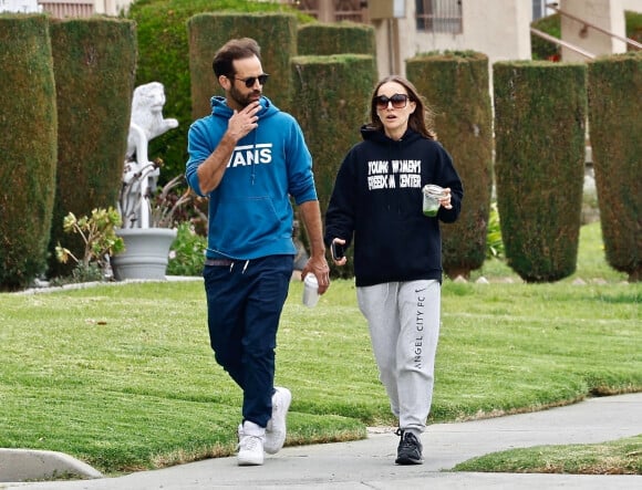 Natalie Portman et son mari enjamin Millepied se promènent à Los Feliz le 18 mai 2022. 