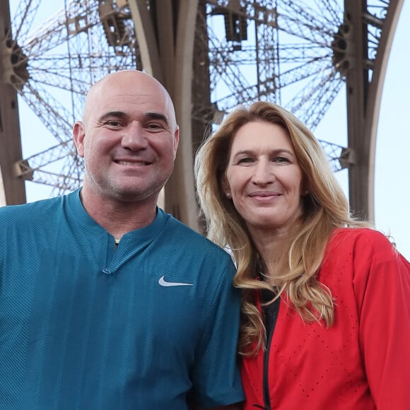 Steffi Graf et son mari André Agassi - Tournoi des "Longines Future Tennis Aces" sur le court en terre battue installé sous la Tour Eiffel. © Jacovides/Moreau/Bestimage