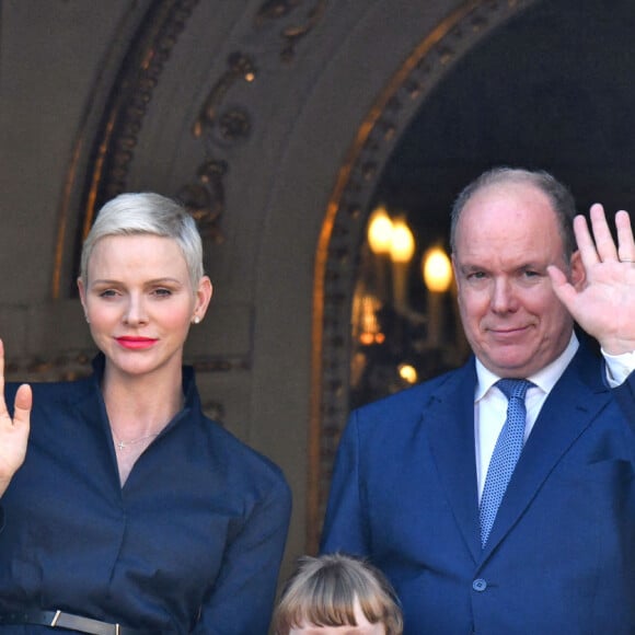 Semi-Exclusif - Le prince Albert II de Monaco, sa femme, la princesse Charlene et leur fille, la princesse Gabriella durant la procession de la Fête Dieu sur la place du Palais, le 16 juin 2022. C'est le retour officiel de la princesse Charlene depuis l'annonce de sa contamination à la COVID début juin. Pendant ce jour férié à Monaco, la Principauté a célébré la Fête-Dieu (Corpus Domini). Cette fête catholique, instituée par le pape Urbain IV en 1264, se tient chaque année le jeudi qui suit la Trinité, soixante jours après Pâques. Elle célèbre la présence réelle de Jésus-Christ sous les apparences du pain et du vin, devenus son corps et son sang. © Bruno Bebert / Bestimage