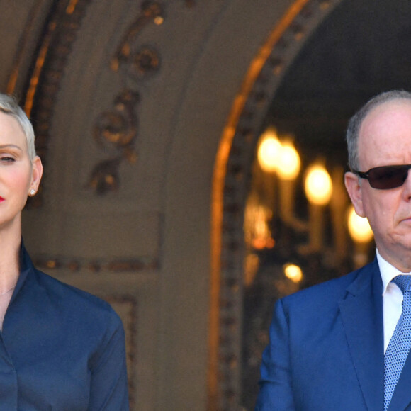Semi-Exclusif - Le prince Albert II de Monaco, sa femme, la princesse Charlene et leur fille, la princesse Gabriella durant la procession de la Fête Dieu sur la place du Palais, le 16 juin 2022. C'est le retour officiel de la princesse Charlene depuis l'annonce de sa contamination à la COVID début juin. Pendant ce jour férié à Monaco, la Principauté a célébré la Fête-Dieu (Corpus Domini). Cette fête catholique, instituée par le pape Urbain IV en 1264, se tient chaque année le jeudi qui suit la Trinité, soixante jours après Pâques. Elle célèbre la présence réelle de Jésus-Christ sous les apparences du pain et du vin, devenus son corps et son sang. © Bruno Bebert / Bestimage