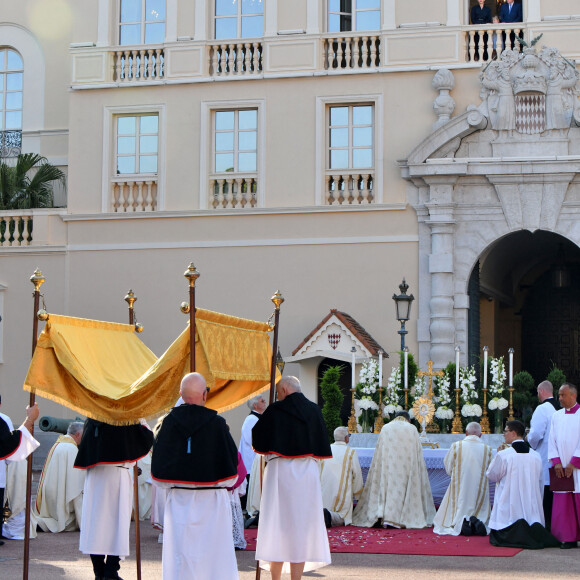 Semi-Exclusif - Le prince Albert II de Monaco, sa femme, la princesse Charlene et leur fille, la princesse Gabriella durant la procession de la Fête Dieu sur la place du Palais, le 16 juin 2022. C'est le retour officiel de la princesse Charlene depuis l'annonce de sa contamination à la COVID début juin. Pendant ce jour férié à Monaco, la Principauté a célébré la Fête-Dieu (Corpus Domini). Cette fête catholique, instituée par le pape Urbain IV en 1264, se tient chaque année le jeudi qui suit la Trinité, soixante jours après Pâques. Elle célèbre la présence réelle de Jésus-Christ sous les apparences du pain et du vin, devenus son corps et son sang. © Bruno Bebert / Bestimage