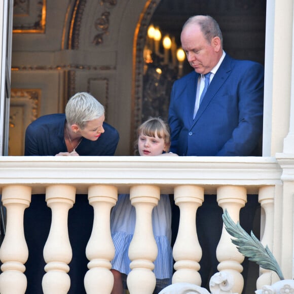 Semi-Exclusif - Le prince Albert II de Monaco, sa femme, la princesse Charlene et leur fille, la princesse Gabriella durant la procession de la Fête Dieu sur la place du Palais, le 16 juin 2022. C'est le retour officiel de la princesse Charlene depuis l'annonce de sa contamination à la COVID début juin. Pendant ce jour férié à Monaco, la Principauté a célébré la Fête-Dieu (Corpus Domini). Cette fête catholique, instituée par le pape Urbain IV en 1264, se tient chaque année le jeudi qui suit la Trinité, soixante jours après Pâques. Elle célèbre la présence réelle de Jésus-Christ sous les apparences du pain et du vin, devenus son corps et son sang. © Bruno Bebert / Bestimage