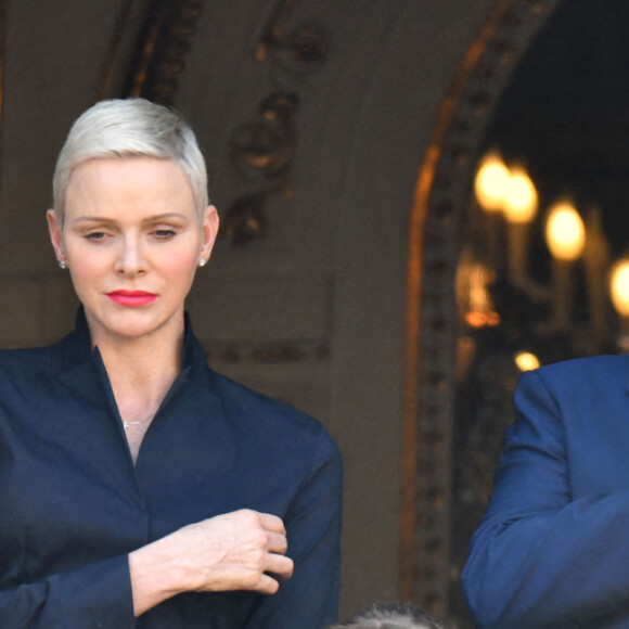 Semi-Exclusif - Le prince Albert II de Monaco, sa femme, la princesse Charlene et leur fille, la princesse Gabriella durant la procession de la Fête Dieu sur la place du Palais, le 16 juin 2022. C'est le retour officiel de la princesse Charlene depuis l'annonce de sa contamination à la COVID début juin. Pendant ce jour férié à Monaco, la Principauté a célébré la Fête-Dieu (Corpus Domini). Cette fête catholique, instituée par le pape Urbain IV en 1264, se tient chaque année le jeudi qui suit la Trinité, soixante jours après Pâques. Elle célèbre la présence réelle de Jésus-Christ sous les apparences du pain et du vin, devenus son corps et son sang. © Bruno Bebert / Bestimage