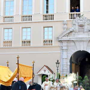 Semi-Exclusif - Le prince Albert II de Monaco, sa femme, la princesse Charlene et leur fille, la princesse Gabriella durant la procession de la Fête Dieu sur la place du Palais, le 16 juin 2022. C'est le retour officiel de la princesse Charlene depuis l'annonce de sa contamination à la COVID début juin. Pendant ce jour férié à Monaco, la Principauté a célébré la Fête-Dieu (Corpus Domini). Cette fête catholique, instituée par le pape Urbain IV en 1264, se tient chaque année le jeudi qui suit la Trinité, soixante jours après Pâques. Elle célèbre la présence réelle de Jésus-Christ sous les apparences du pain et du vin, devenus son corps et son sang. © Bruno Bebert / Bestimage