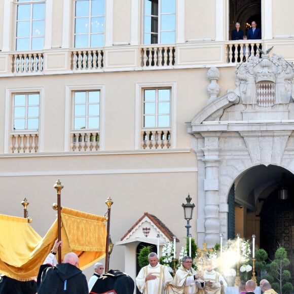 Semi-Exclusif - Le prince Albert II de Monaco, sa femme, la princesse Charlene et leur fille, la princesse Gabriella durant la procession de la Fête Dieu sur la place du Palais, le 16 juin 2022. C'est le retour officiel de la princesse Charlene depuis l'annonce de sa contamination à la COVID début juin. Pendant ce jour férié à Monaco, la Principauté a célébré la Fête-Dieu (Corpus Domini). Cette fête catholique, instituée par le pape Urbain IV en 1264, se tient chaque année le jeudi qui suit la Trinité, soixante jours après Pâques. Elle célèbre la présence réelle de Jésus-Christ sous les apparences du pain et du vin, devenus son corps et son sang. © Bruno Bebert / Bestimage