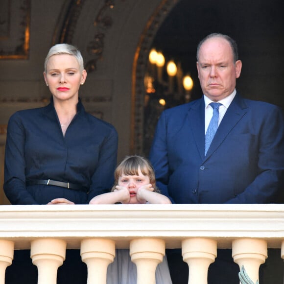 Semi-Exclusif - Le prince Albert II de Monaco, sa femme, la princesse Charlene et leur fille, la princesse Gabriella durant la procession de la Fête Dieu sur la place du Palais, le 16 juin 2022. C'est le retour officiel de la princesse Charlene depuis l'annonce de sa contamination à la COVID début juin. Pendant ce jour férié à Monaco, la Principauté a célébré la Fête-Dieu (Corpus Domini). Cette fête catholique, instituée par le pape Urbain IV en 1264, se tient chaque année le jeudi qui suit la Trinité, soixante jours après Pâques. Elle célèbre la présence réelle de Jésus-Christ sous les apparences du pain et du vin, devenus son corps et son sang. © Bruno Bebert / Bestimage