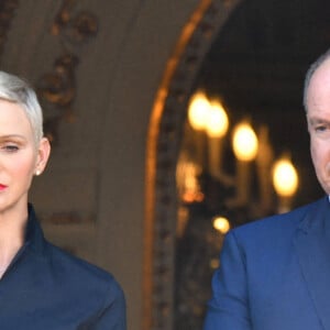 Semi-Exclusif - Le prince Albert II de Monaco, sa femme, la princesse Charlene et leur fille, la princesse Gabriella durant la procession de la Fête Dieu sur la place du Palais, le 16 juin 2022. C'est le retour officiel de la princesse Charlene depuis l'annonce de sa contamination à la COVID début juin. Pendant ce jour férié à Monaco, la Principauté a célébré la Fête-Dieu (Corpus Domini). Cette fête catholique, instituée par le pape Urbain IV en 1264, se tient chaque année le jeudi qui suit la Trinité, soixante jours après Pâques. Elle célèbre la présence réelle de Jésus-Christ sous les apparences du pain et du vin, devenus son corps et son sang. © Bruno Bebert / Bestimage