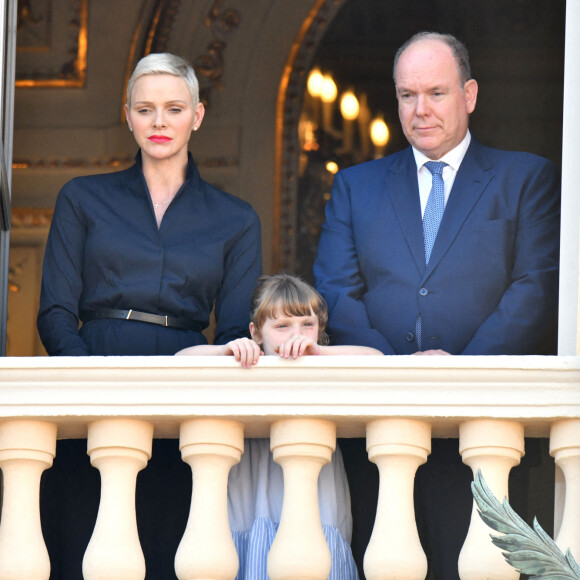 Semi-Exclusif - Le prince Albert II de Monaco, sa femme, la princesse Charlene et leur fille, la princesse Gabriella durant la procession de la Fête Dieu sur la place du Palais, le 16 juin 2022. C'est le retour officiel de la princesse Charlene depuis l'annonce de sa contamination à la COVID début juin. Pendant ce jour férié à Monaco, la Principauté a célébré la Fête-Dieu (Corpus Domini). Cette fête catholique, instituée par le pape Urbain IV en 1264, se tient chaque année le jeudi qui suit la Trinité, soixante jours après Pâques. Elle célèbre la présence réelle de Jésus-Christ sous les apparences du pain et du vin, devenus son corps et son sang. © Bruno Bebert / Bestimage