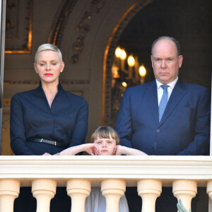 Semi-Exclusif - Le prince Albert II de Monaco, sa femme, la princesse Charlene et leur fille, la princesse Gabriella durant la procession de la Fête Dieu sur la place du Palais, le 16 juin 2022. C'est le retour officiel de la princesse Charlene depuis l'annonce de sa contamination à la COVID début juin. Pendant ce jour férié à Monaco, la Principauté a célébré la Fête-Dieu (Corpus Domini). Cette fête catholique, instituée par le pape Urbain IV en 1264, se tient chaque année le jeudi qui suit la Trinité, soixante jours après Pâques. Elle célèbre la présence réelle de Jésus-Christ sous les apparences du pain et du vin, devenus son corps et son sang. © Bruno Bebert / Bestimage