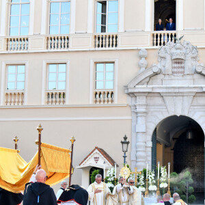 Semi-Exclusif - Le prince Albert II de Monaco, sa femme, la princesse Charlene et leur fille, la princesse Gabriella durant la procession de la Fête Dieu sur la place du Palais, le 16 juin 2022. C'est le retour officiel de la princesse Charlene depuis l'annonce de sa contamination à la COVID début juin. Pendant ce jour férié à Monaco, la Principauté a célébré la Fête-Dieu (Corpus Domini). Cette fête catholique, instituée par le pape Urbain IV en 1264, se tient chaque année le jeudi qui suit la Trinité, soixante jours après Pâques. Elle célèbre la présence réelle de Jésus-Christ sous les apparences du pain et du vin, devenus son corps et son sang. © Bruno Bebert / Bestimage