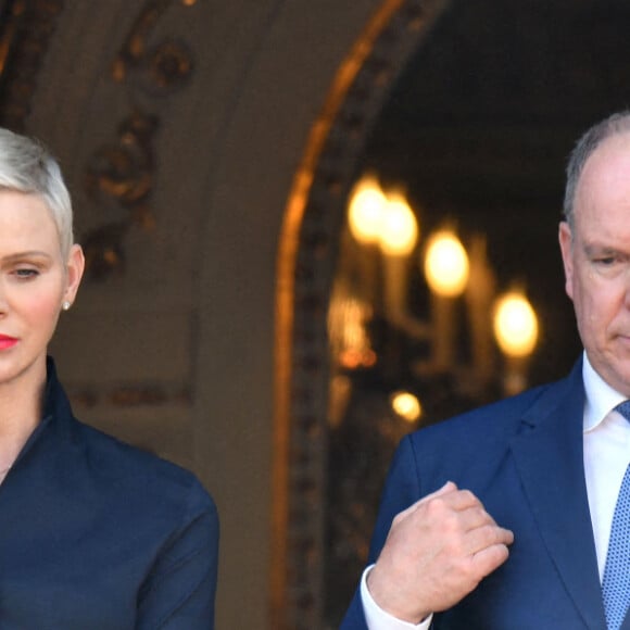 Semi-Exclusif - Le prince Albert II de Monaco, sa femme, la princesse Charlene et leur fille, la princesse Gabriella durant la procession de la Fête Dieu sur la place du Palais, le 16 juin 2022. C'est le retour officiel de la princesse Charlene depuis l'annonce de sa contamination à la COVID début juin. Pendant ce jour férié à Monaco, la Principauté a célébré la Fête-Dieu (Corpus Domini). Cette fête catholique, instituée par le pape Urbain IV en 1264, se tient chaque année le jeudi qui suit la Trinité, soixante jours après Pâques. Elle célèbre la présence réelle de Jésus-Christ sous les apparences du pain et du vin, devenus son corps et son sang. © Bruno Bebert / Bestimage