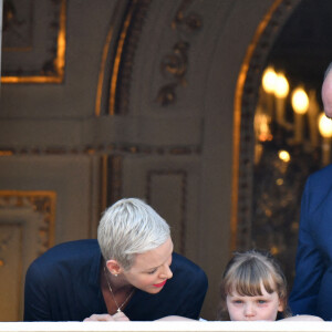 Semi-Exclusif - Le prince Albert II de Monaco, sa femme, la princesse Charlene et leur fille, la princesse Gabriella durant la procession de la Fête Dieu sur la place du Palais, le 16 juin 2022. C'est le retour officiel de la princesse Charlene depuis l'annonce de sa contamination à la COVID début juin. Pendant ce jour férié à Monaco, la Principauté a célébré la Fête-Dieu (Corpus Domini). Cette fête catholique, instituée par le pape Urbain IV en 1264, se tient chaque année le jeudi qui suit la Trinité, soixante jours après Pâques. Elle célèbre la présence réelle de Jésus-Christ sous les apparences du pain et du vin, devenus son corps et son sang. © Bruno Bebert / Bestimage