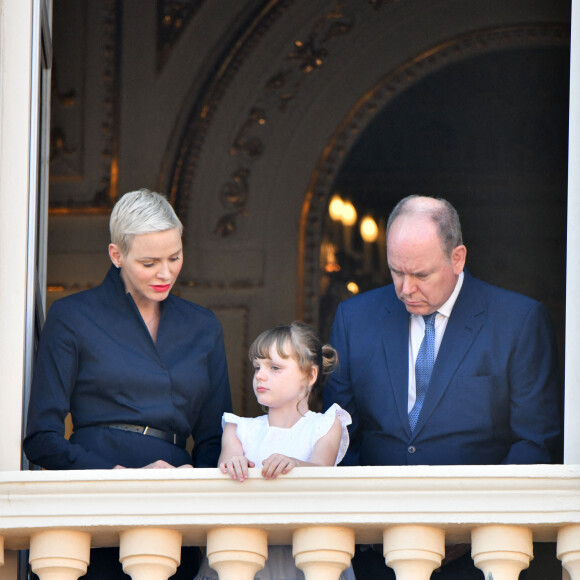 Semi-Exclusif - Le prince Albert II de Monaco, sa femme, la princesse Charlene et leur fille, la princesse Gabriella durant la procession de la Fête Dieu sur la place du Palais, le 16 juin 2022. C'est le retour officiel de la princesse Charlene depuis l'annonce de sa contamination à la COVID début juin. Pendant ce jour férié à Monaco, la Principauté a célébré la Fête-Dieu (Corpus Domini). Cette fête catholique, instituée par le pape Urbain IV en 1264, se tient chaque année le jeudi qui suit la Trinité, soixante jours après Pâques. Elle célèbre la présence réelle de Jésus-Christ sous les apparences du pain et du vin, devenus son corps et son sang. © Bruno Bebert / Bestimage