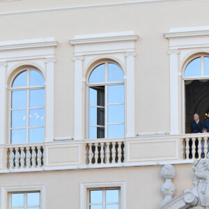 Semi-Exclusif - Le prince Albert II de Monaco, sa femme, la princesse Charlene et leur fille, la princesse Gabriella durant la procession de la Fête Dieu sur la place du Palais, le 16 juin 2022. C'est le retour officiel de la princesse Charlene depuis l'annonce de sa contamination à la COVID début juin. Pendant ce jour férié à Monaco, la Principauté a célébré la Fête-Dieu (Corpus Domini). Cette fête catholique, instituée par le pape Urbain IV en 1264, se tient chaque année le jeudi qui suit la Trinité, soixante jours après Pâques. Elle célèbre la présence réelle de Jésus-Christ sous les apparences du pain et du vin, devenus son corps et son sang. © Bruno Bebert / Bestimage