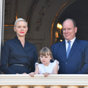 Semi-Exclusif - Le prince Albert II de Monaco, sa femme, la princesse Charlene et leur fille, la princesse Gabriella durant la procession de la Fête Dieu sur la place du Palais, le 16 juin 2022. C'est le retour officiel de la princesse Charlene depuis l'annonce de sa contamination à la COVID début juin. Pendant ce jour férié à Monaco, la Principauté a célébré la Fête-Dieu (Corpus Domini). Cette fête catholique, instituée par le pape Urbain IV en 1264, se tient chaque année le jeudi qui suit la Trinité, soixante jours après Pâques. Elle célèbre la présence réelle de Jésus-Christ sous les apparences du pain et du vin, devenus son corps et son sang. © Bruno Bebert / Bestimage