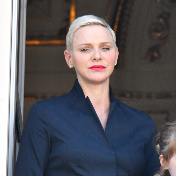 Semi-Exclusif - La princesse Charlene de Monaco durant la procession de la Fête Dieu sur la place du Palais, le 16 juin 2022. C'est le retour officiel de la princesse Charlene depuis l'annonce de sa contamination à la COVID début juin. Pendant ce jour férié à Monaco, la Principauté a célébré la Fête-Dieu (Corpus Domini). Cette fête catholique, instituée par le pape Urbain IV en 1264, se tient chaque année le jeudi qui suit la Trinité, soixante jours après Pâques. Elle célèbre la présence réelle de Jésus-Christ sous les apparences du pain et du vin, devenus son corps et son sang. © Bruno Bebert / Bestimage