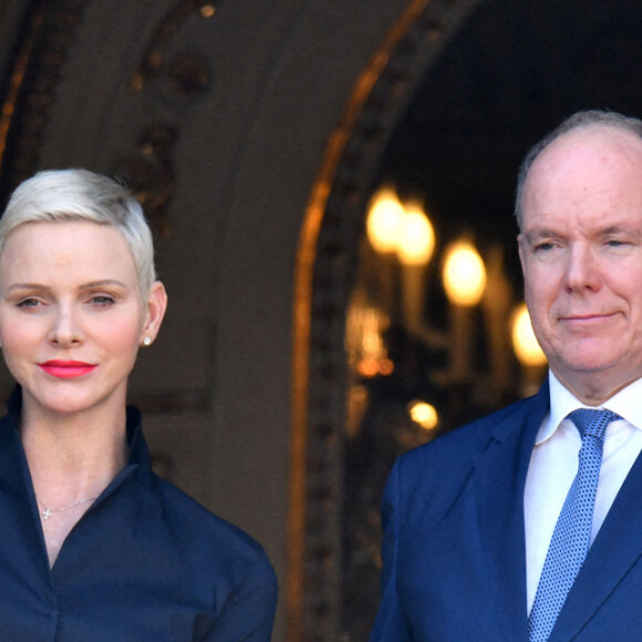 Semi-Exclusif - Le prince Albert II de Monaco, sa femme, la princesse Charlene et leur fille, la princesse Gabriella durant la procession de la Fête Dieu sur la place du Palais, le 16 juin 2022. C'est le retour officiel de la princesse Charlene depuis l'annonce de sa contamination à la COVID début juin. Pendant ce jour férié à Monaco, la Principauté a célébré la Fête-Dieu (Corpus Domini). Cette fête catholique, instituée par le pape Urbain IV en 1264, se tient chaque année le jeudi qui suit la Trinité, soixante jours après Pâques. Elle célèbre la présence réelle de Jésus-Christ sous les apparences du pain et du vin, devenus son corps et son sang. © Bruno Bebert / Bestimage