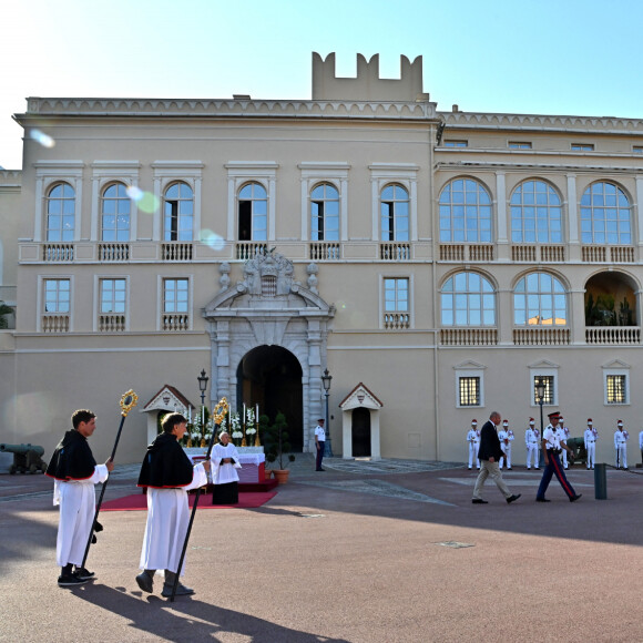 Semi-Exclusif - Illustration durant la procession de la Fête Dieu sur la place du Palais, le 16 juin 2022. C'est le retour officiel de la princesse Charlene depuis l'annonce de sa contamination à la COVID début juin. Pendant ce jour férié à Monaco, la Principauté a célébré la Fête-Dieu (Corpus Domini). Cette fête catholique, instituée par le pape Urbain IV en 1264, se tient chaque année le jeudi qui suit la Trinité, soixante jours après Pâques. Elle célèbre la présence réelle de Jésus-Christ sous les apparences du pain et du vin, devenus son corps et son sang. © Bruno Bebert / Bestimage  Semi-Exclusive - The princely couple of Monaco and their daughter on the balcony of the palace for the Fête Dieu procession. On June 16th 2022 