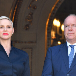 Semi-Exclusif - Le prince Albert II de Monaco et sa femme la princesse Charlene durant la procession de la Fête Dieu sur la place du Palais, le 16 juin 2022. C'est le retour officiel de la princesse Charlene depuis l'annonce de sa contamination à la COVID début juin. Pendant ce jour férié à Monaco, la Principauté a célébré la Fête-Dieu (Corpus Domini). Cette fête catholique, instituée par le pape Urbain IV en 1264, se tient chaque année le jeudi qui suit la Trinité, soixante jours après Pâques. Elle célèbre la présence réelle de Jésus-Christ sous les apparences du pain et du vin, devenus son corps et son sang. © Bruno Bebert / Bestimage