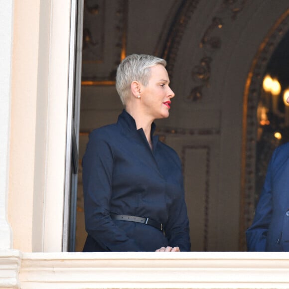 Semi-Exclusif - Le prince Albert II de Monaco et sa femme la princesse Charlene durant la procession de la Fête Dieu sur la place du Palais, le 16 juin 2022. C'est le retour officiel de la princesse Charlene depuis l'annonce de sa contamination à la COVID début juin. Pendant ce jour férié à Monaco, la Principauté a célébré la Fête-Dieu (Corpus Domini). Cette fête catholique, instituée par le pape Urbain IV en 1264, se tient chaque année le jeudi qui suit la Trinité, soixante jours après Pâques. Elle célèbre la présence réelle de Jésus-Christ sous les apparences du pain et du vin, devenus son corps et son sang. © Bruno Bebert / Bestimage