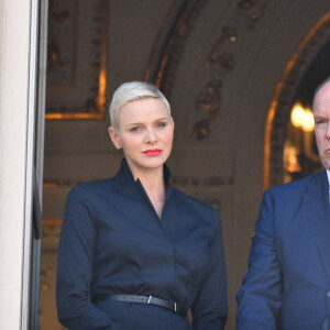 Semi-Exclusif - Le prince Albert II de Monaco et sa femme la princesse Charlene durant la procession de la Fête Dieu sur la place du Palais, le 16 juin 2022. C'est le retour officiel de la princesse Charlene depuis l'annonce de sa contamination à la COVID début juin. Pendant ce jour férié à Monaco, la Principauté a célébré la Fête-Dieu (Corpus Domini). Cette fête catholique, instituée par le pape Urbain IV en 1264, se tient chaque année le jeudi qui suit la Trinité, soixante jours après Pâques. Elle célèbre la présence réelle de Jésus-Christ sous les apparences du pain et du vin, devenus son corps et son sang. © Bruno Bebert / Bestimage