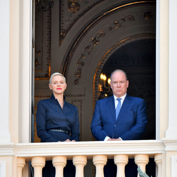 Semi-Exclusif - Le prince Albert II de Monaco et sa femme la princesse Charlene durant la procession de la Fête Dieu sur la place du Palais, le 16 juin 2022. C'est le retour officiel de la princesse Charlene depuis l'annonce de sa contamination à la COVID début juin. Pendant ce jour férié à Monaco, la Principauté a célébré la Fête-Dieu (Corpus Domini). Cette fête catholique, instituée par le pape Urbain IV en 1264, se tient chaque année le jeudi qui suit la Trinité, soixante jours après Pâques. Elle célèbre la présence réelle de Jésus-Christ sous les apparences du pain et du vin, devenus son corps et son sang. © Bruno Bebert / Bestimage  Semi-Exclusive - The princely couple of Monaco and their daughter on the balcony of the palace for the Fête Dieu procession. On June 16th 2022 