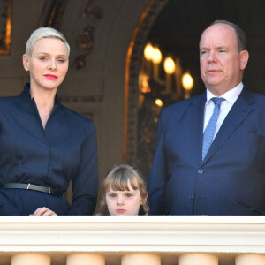 Semi-Exclusif - Le prince Albert II de Monaco, sa femme, la princesse Charlene et leur fille, la princesse Gabriella durant la procession de la Fête Dieu sur la place du Palais, le 16 juin 2022. C'est le retour officiel de la princesse Charlene depuis l'annonce de sa contamination à la COVID début juin. Pendant ce jour férié à Monaco, la Principauté a célébré la Fête-Dieu (Corpus Domini). Cette fête catholique, instituée par le pape Urbain IV en 1264, se tient chaque année le jeudi qui suit la Trinité, soixante jours après Pâques. Elle célèbre la présence réelle de Jésus-Christ sous les apparences du pain et du vin, devenus son corps et son sang. © Bruno Bebert / Bestimage  Semi-Exclusive - The princely couple of Monaco and their daughter on the balcony of the palace for the Fête Dieu procession. On June 16th 2022 