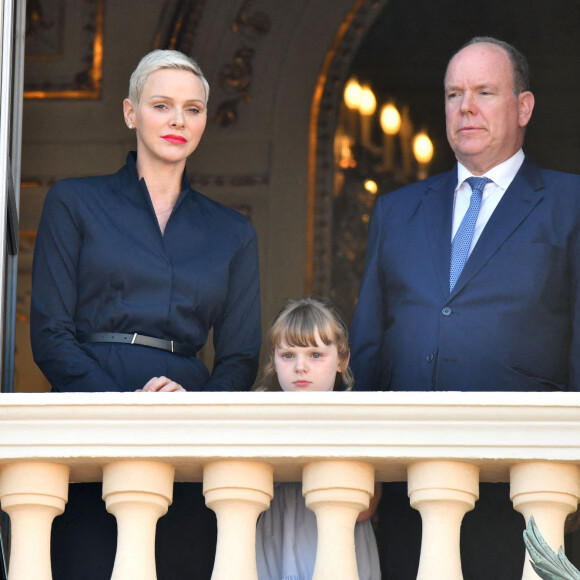 Semi-Exclusif - Le prince Albert II de Monaco, sa femme, la princesse Charlene et leur fille, la princesse Gabriella durant la procession de la Fête Dieu sur la place du Palais, le 16 juin 2022. C'est le retour officiel de la princesse Charlene depuis l'annonce de sa contamination à la COVID début juin. Pendant ce jour férié à Monaco, la Principauté a célébré la Fête-Dieu (Corpus Domini). Cette fête catholique, instituée par le pape Urbain IV en 1264, se tient chaque année le jeudi qui suit la Trinité, soixante jours après Pâques. Elle célèbre la présence réelle de Jésus-Christ sous les apparences du pain et du vin, devenus son corps et son sang. © Bruno Bebert / Bestimage  Semi-Exclusive - The princely couple of Monaco and their daughter on the balcony of the palace for the Fête Dieu procession. On June 16th 2022 