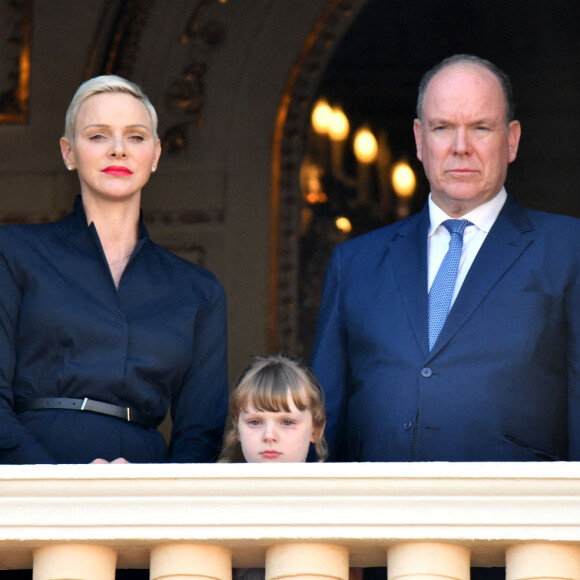 Semi-Exclusif - Le prince Albert II de Monaco, sa femme, la princesse Charlene et leur fille, la princesse Gabriella durant la procession de la Fête Dieu sur la place du Palais, le 16 juin 2022. C'est le retour officiel de la princesse Charlene depuis l'annonce de sa contamination à la COVID début juin. Pendant ce jour férié à Monaco, la Principauté a célébré la Fête-Dieu (Corpus Domini). Cette fête catholique, instituée par le pape Urbain IV en 1264, se tient chaque année le jeudi qui suit la Trinité, soixante jours après Pâques. Elle célèbre la présence réelle de Jésus-Christ sous les apparences du pain et du vin, devenus son corps et son sang. © Bruno Bebert / Bestimage  Semi-Exclusive - The princely couple of Monaco and their daughter on the balcony of the palace for the Fête Dieu procession. On June 16th 2022 