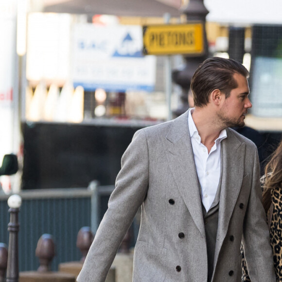 Exclusif - Capucine Anav et son compagnon Victor sont allés choisir leurs alliances pour leur futur mariage, à la bijouterie Galeries Lafayette - Royal Quartz Paris rue Royal à Paris, France, le 7 février 2022. 