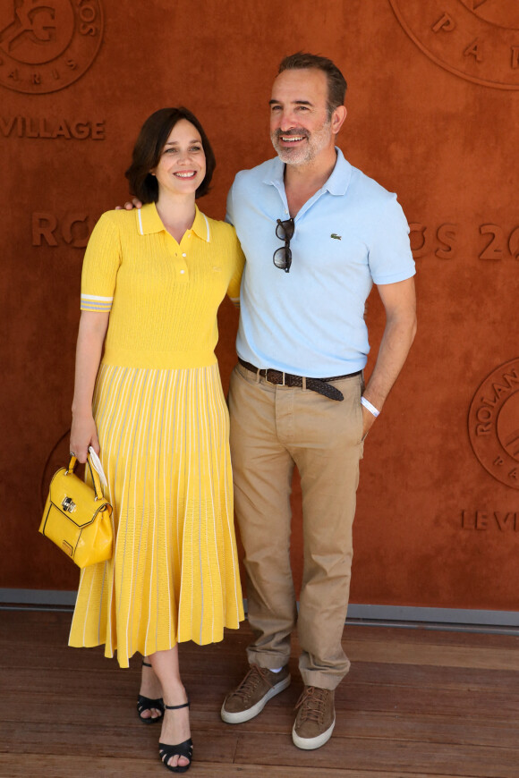 Jean Dujardin et sa femme Nathalie Péchalat au village lors des internationaux de France Roland Garros à Paris le 13 juin 2021. © Dominique Jacovides / Bestimage 