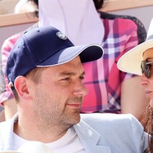 Demi Moore et son compagnon Daniel Humm dans les tribunes lors des Internationaux de France de Tennis de Roland Garros 2022. Paris, le 5 juin 2022. © Dominique Jacovides/Bestimage 